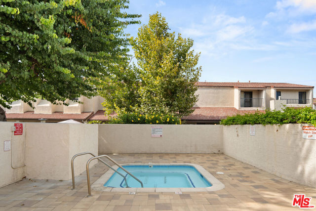6021 Lindley Avenue, Tarzana CA: https://media.crmls.org/mediaz/226bed86-4d65-4bf9-870f-19bfff0a54d0.jpg