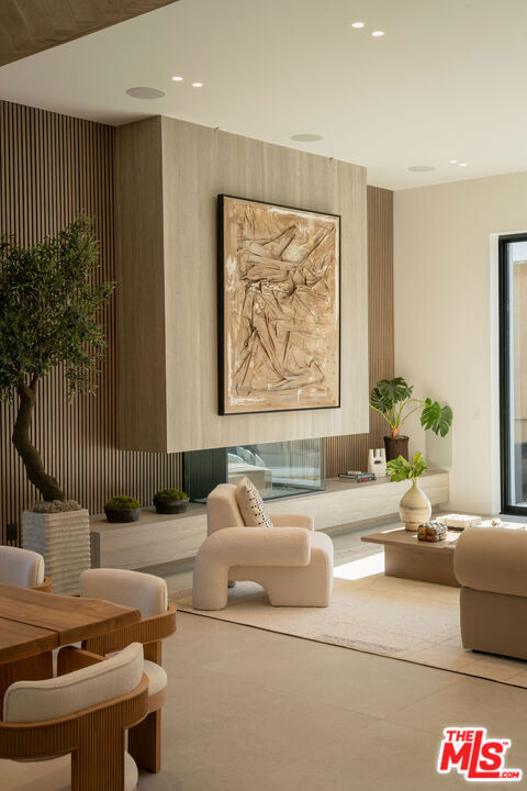 341 N Kings Road, Los Angeles CA: https://media.crmls.org/mediaz/226c40a1-f419-4b84-a63c-f2718bebc208.jpg