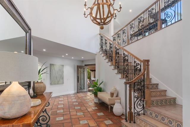 6817 Vianda Ct Court, Carlsbad CA: https://media.crmls.org/mediaz/226df5fa-f6fe-43c5-be56-0d37a8b8eaf8.jpg