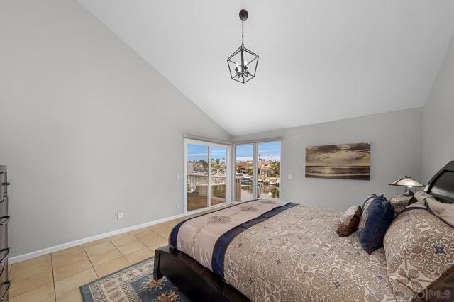 94 Kingston Ct W, Coronado CA: https://media.crmls.org/mediaz/226eb684-8d37-4315-9d77-565bd5b4bd40.jpg