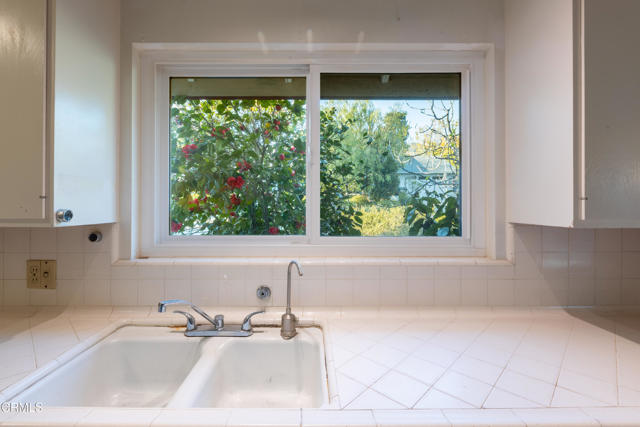 4901 Angeles Crest Circle, La Canada Flintridge CA: https://media.crmls.org/mediaz/226ec736-ab84-43fe-8f68-28288e93a237.jpg