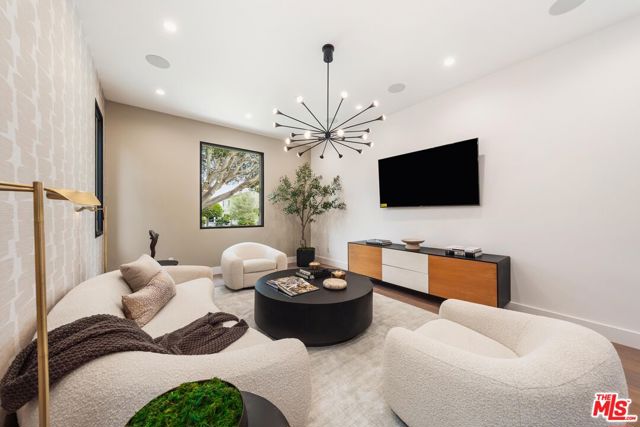 1213 Pine Street, Santa Monica CA: https://media.crmls.org/mediaz/22709efe-1843-4ee3-9647-3191e01e620a.jpg