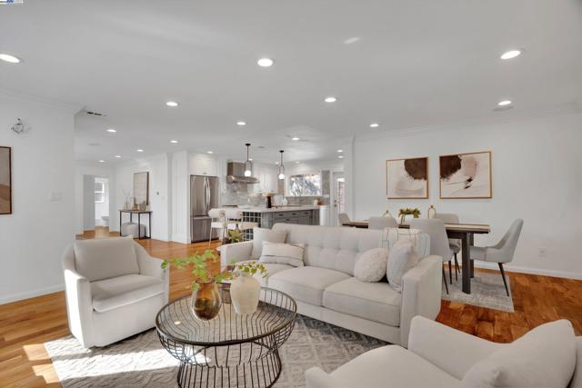 3 Dale Ct, Lafayette CA: https://media.crmls.org/mediaz/2270ac26-0fbd-4bd6-b140-bdc7849eae8d.jpg