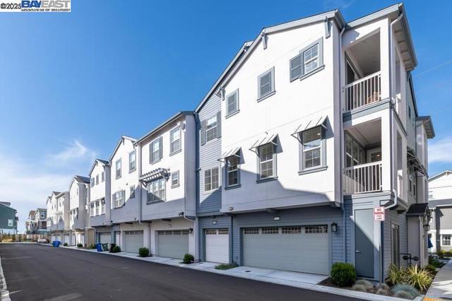 37468 Bowline Rd, Newark CA: https://media.crmls.org/mediaz/2270e96a-d4bc-46b4-aa5f-657db5e47ca1.jpg