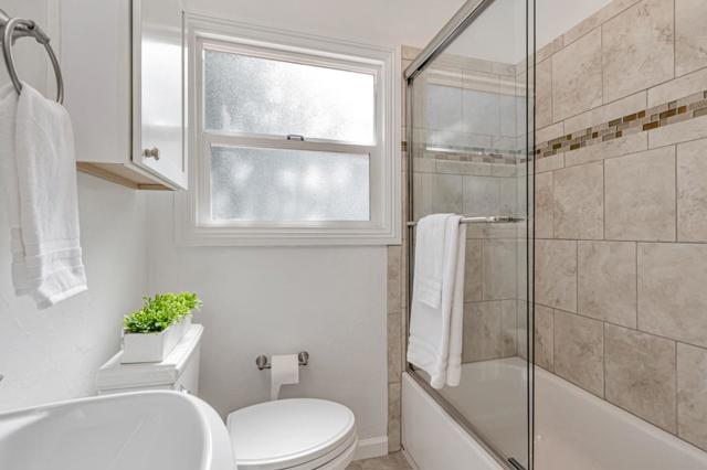 25 Overlake Court, Oakland CA: https://media.crmls.org/mediaz/2270ffe1-153c-4ddd-94d0-185207e90050.jpg