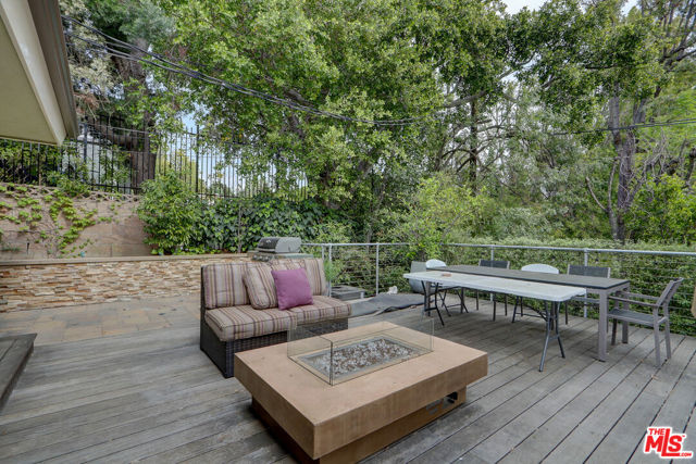 16314 Meadowridge Road, Encino CA: https://media.crmls.org/mediaz/22712dfc-ddf1-4138-91ae-47758b02a7de.jpg