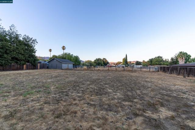 5200 Myrtle Dr, Concord CA: https://media.crmls.org/mediaz/2272bded-0c7a-4901-96d8-bfd71f32d177.jpg