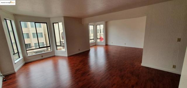 369 21st AVE, San Francisco CA: https://media.crmls.org/mediaz/227342c1-596f-48ab-b7ba-68c21f7df393.jpg