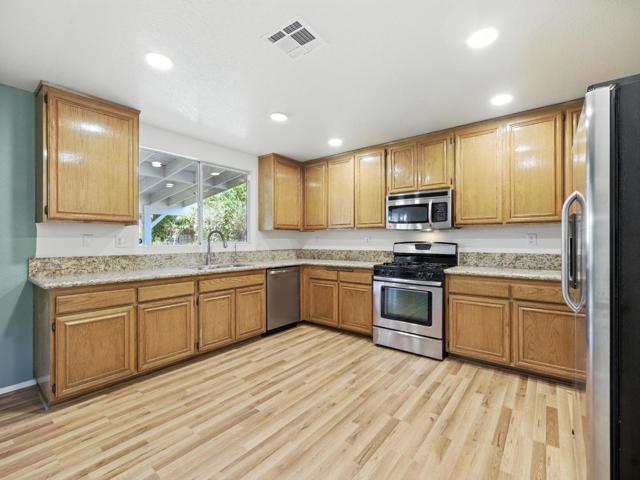 44131 Sunmist Court, Lancaster CA: https://media.crmls.org/mediaz/2273f8ec-d56c-4877-8b09-7ab57722ba49.jpg