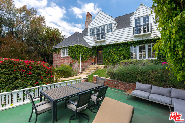 8545 FRANKLIN Avenue, Los Angeles CA: https://media.crmls.org/mediaz/227410e7-fb88-4df1-a30e-2b6ec2bd00c7.jpg