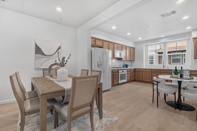 6677 S Mariposa Ln, Dublin CA: https://media.crmls.org/mediaz/2274bb63-4b23-4508-81f2-5791c540fd79.jpg