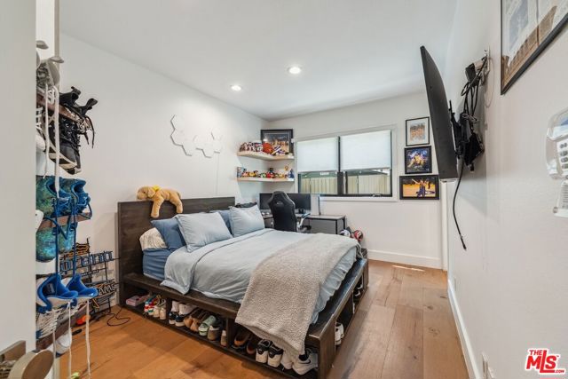 23180 Park Blanco, Calabasas CA: https://media.crmls.org/mediaz/22759b1e-faeb-4f7a-8ca0-7c0ca0654add.jpg