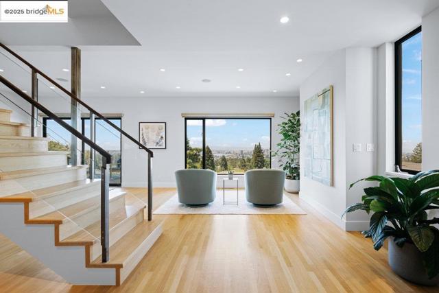 310 Pacific Ave, Piedmont CA: https://media.crmls.org/mediaz/2278387a-5fe6-42bf-92b8-626a272b8e16.jpg