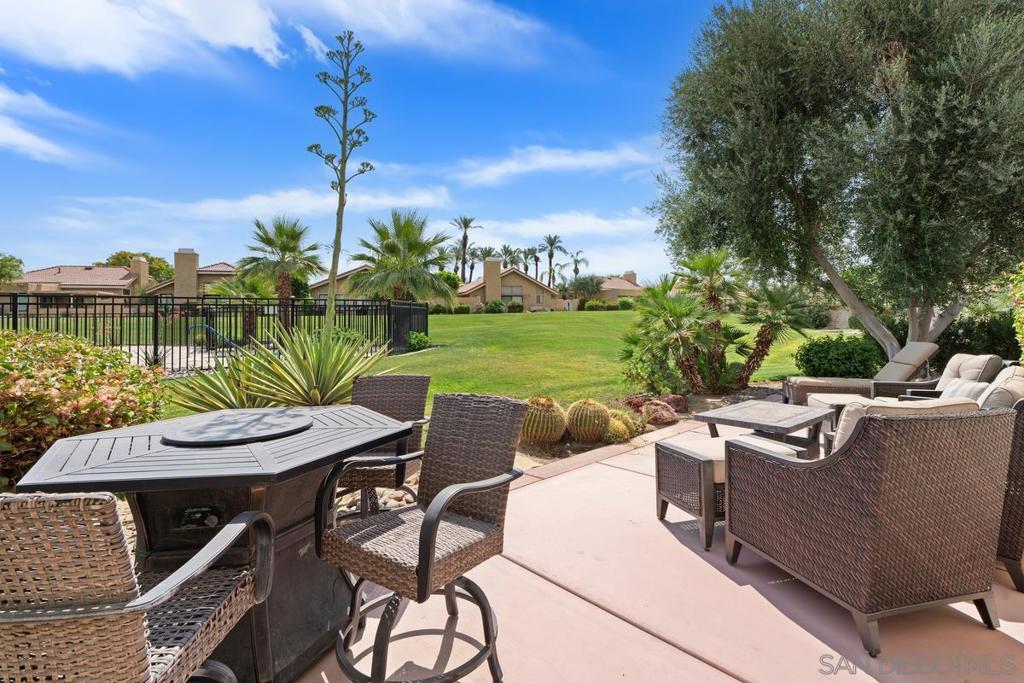 6 La Jolla Ln