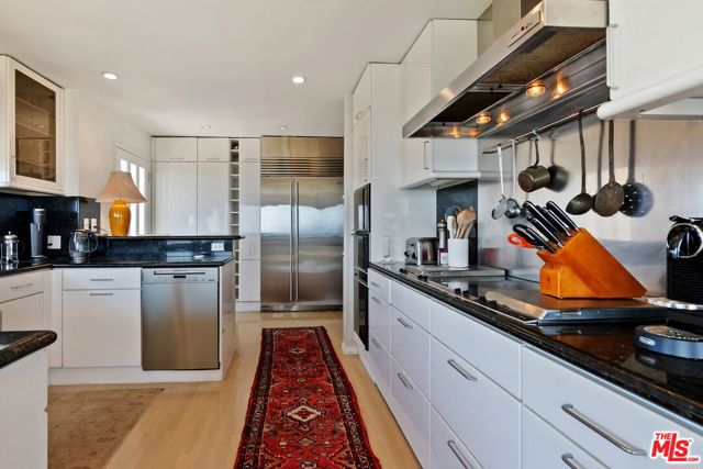 1166 LAS PULGAS Place, Pacific Palisades CA: https://media.crmls.org/mediaz/227997cf-6771-459e-b4a3-8a027deeed3e.jpg