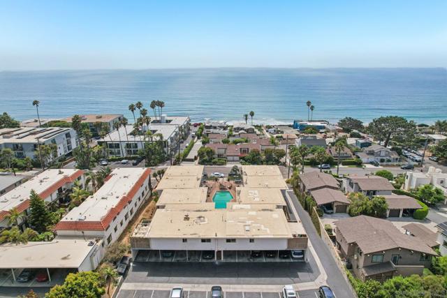 519 Stratford Ct, Del Mar CA: https://media.crmls.org/mediaz/227a2f53-bd06-4aa4-9731-cd099c67850a.jpg