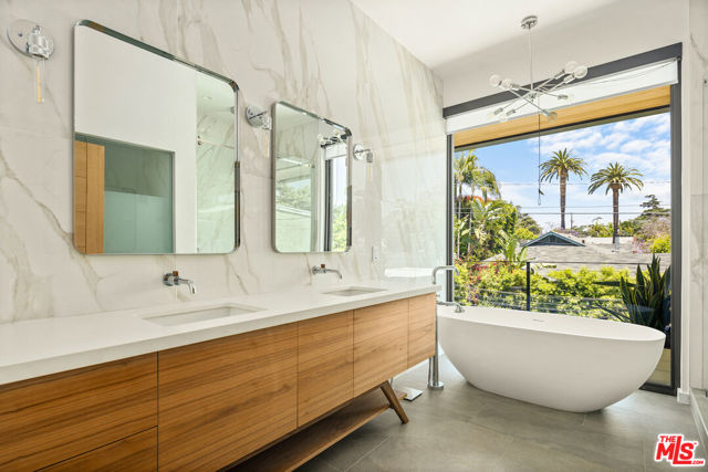 436 N Plymouth Boulevard, Los Angeles CA: https://media.crmls.org/mediaz/227ad43e-0491-4df8-a209-14a964926184.jpg