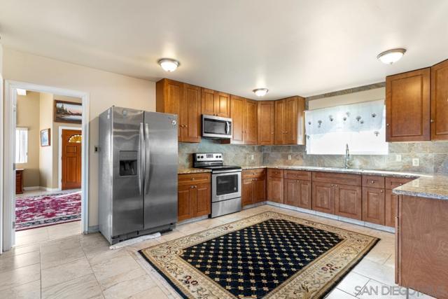 732 Hamilton Lane, Fallbrook CA: https://media.crmls.org/mediaz/227b610a-97ec-43f4-8c6a-f61feb4be245.jpg