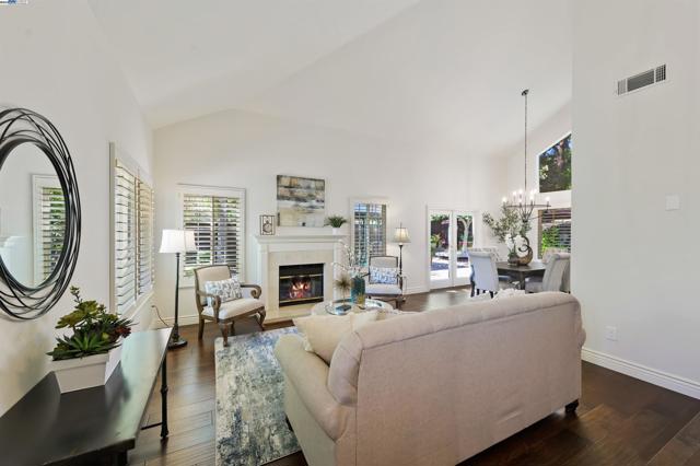 3338 Marsh Hawk Court, Pleasanton CA: https://media.crmls.org/mediaz/227bbe94-b13d-4e14-8c2e-7d9a8f07e4cf.jpg