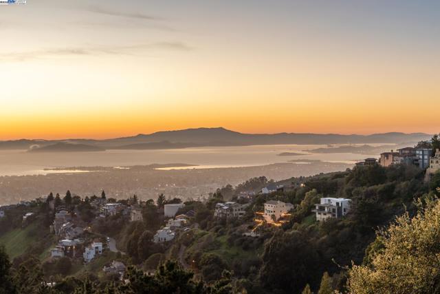 7041 DEVON WAY, Berkeley CA: https://media.crmls.org/mediaz/227ca573-4c6c-4a8e-b9b9-1b07df5ed04f.jpg