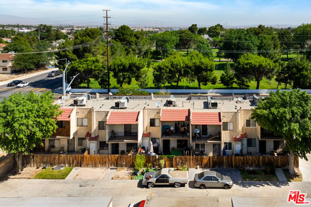 102 E Lancaster Boulevard, Lancaster CA: https://media.crmls.org/mediaz/227cc162-ffb1-4a95-8424-9c7670463620.jpg