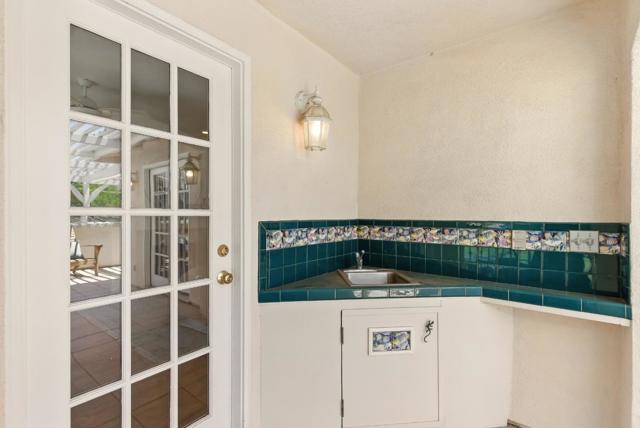 41 Regent Place, Palo Alto CA: https://media.crmls.org/mediaz/227cc306-9b45-4eee-a15c-64a78e20bb7f.jpg