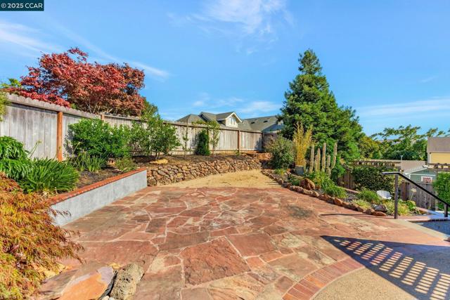 300 Saint Augustine Ct, Benicia CA: https://media.crmls.org/mediaz/227cdaca-698d-4226-a194-6a339cb9efff.jpg