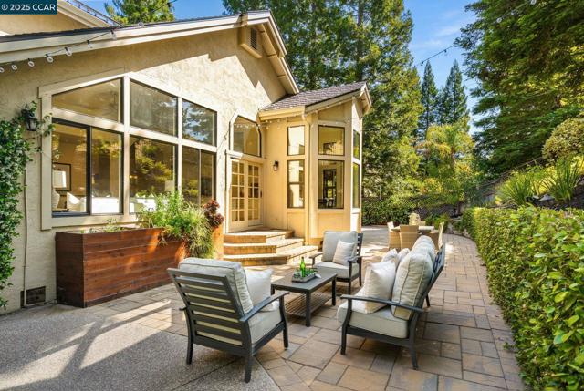 3363 Deer Hollow Drive, Danville CA: https://media.crmls.org/mediaz/227ce373-2f5c-4bcc-8b73-ae2228d8ae14.jpg