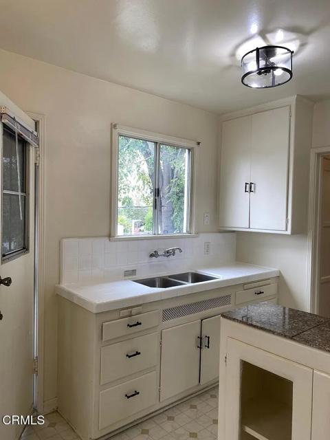 1420 E Wilson Avenue, Glendale CA: https://media.crmls.org/mediaz/227d0a07-80e7-448d-b7a4-3111def9a038.jpg