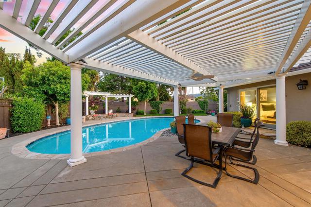 5204 Hummingbird Rd, Pleasanton CA: https://media.crmls.org/mediaz/227d30eb-e1d2-4a98-96f0-611349420772.jpg