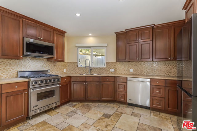 8783 Lookout Mountain Avenue, Los Angeles CA: https://media.crmls.org/mediaz/227dd6b1-3333-4f78-a7c9-1266e3715992.jpg