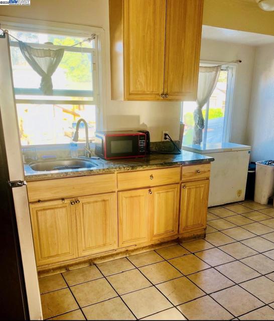 2421 Ritchie St, Oakland CA: https://media.crmls.org/mediaz/227eff9e-183d-49d3-a5bf-056f31e3d360.jpg