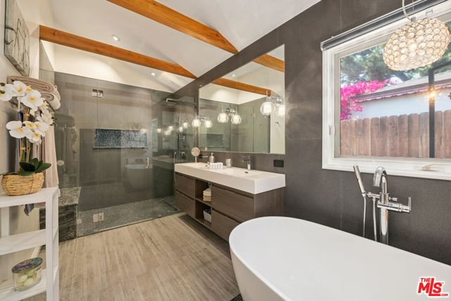 521 S Parish Place, Burbank CA: https://media.crmls.org/mediaz/227f8e47-a273-4486-899b-afdf628e89ac.jpg