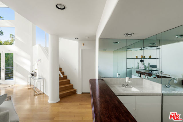 7265 Caverna Drive, Los Angeles CA: https://media.crmls.org/mediaz/227fd419-9aeb-48fb-af3f-7fcfa911d5e7.jpg
