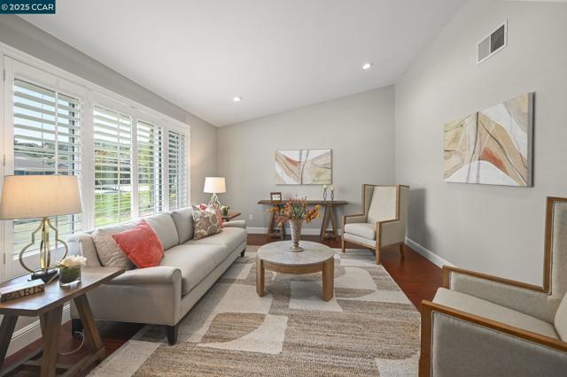 84 Tumbleweed Ct, San Ramon CA: https://media.crmls.org/mediaz/2280ae42-d7c0-41dd-967f-7dad2edd2968.jpg