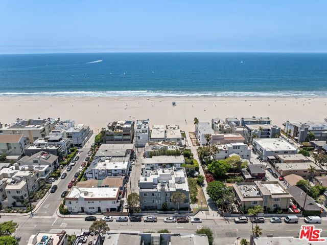 32 Galleon Street, Marina del Rey CA: https://media.crmls.org/mediaz/2280da2f-d5c8-410d-842a-9f768d72f620.jpg