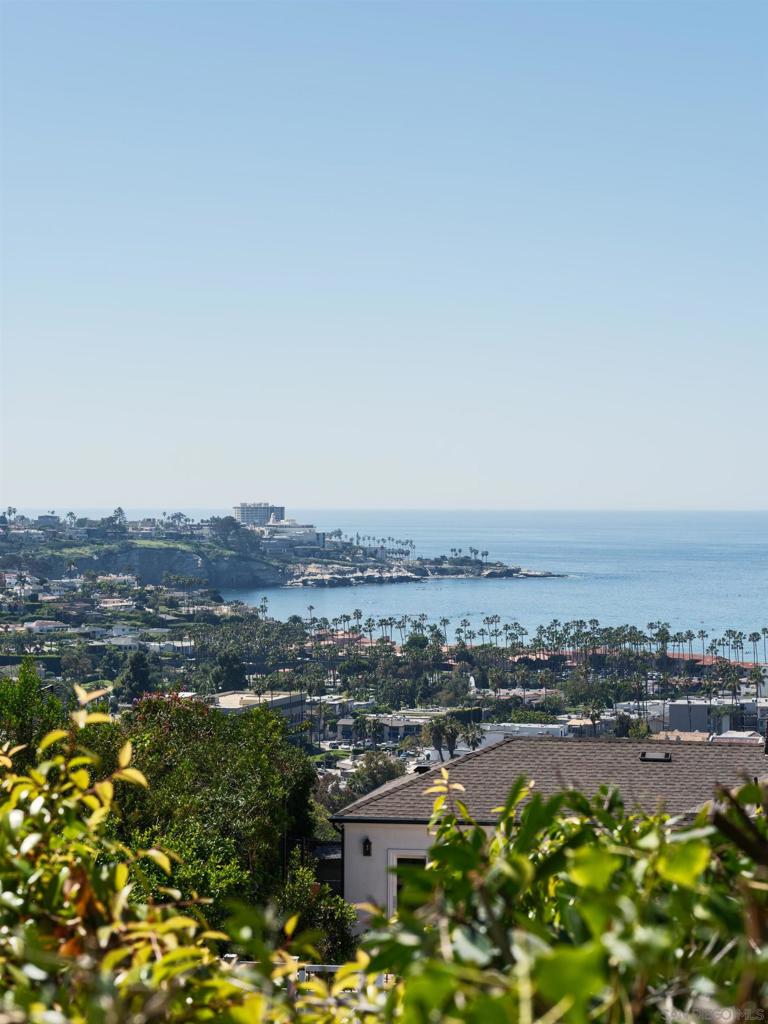 https://media.crmls.org/mediaz/2280f643-b2a1-45e9-a5de-0dbedac85254.jpg?preset=X-Large