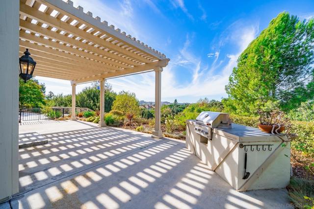 5 Rolling View Lane, Fallbrook CA: https://media.crmls.org/mediaz/228129b2-d720-4317-8694-2fbc8a34b52b.jpg