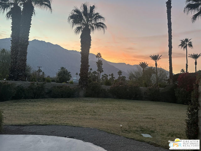 833 N Calle De Flora Vista, Palm Springs CA: https://media.crmls.org/mediaz/228230ea-b687-43e0-9fd5-0766964d6b88.jpg