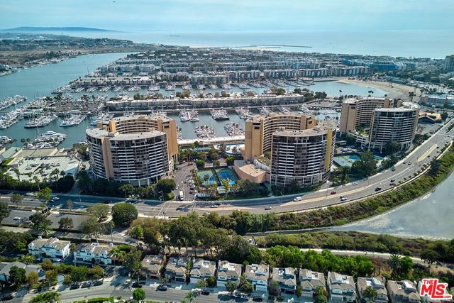 4337 Marina City Drive, Marina del Rey CA: https://media.crmls.org/mediaz/22829cf3-03e8-483a-a03a-de13656f3d00.jpg