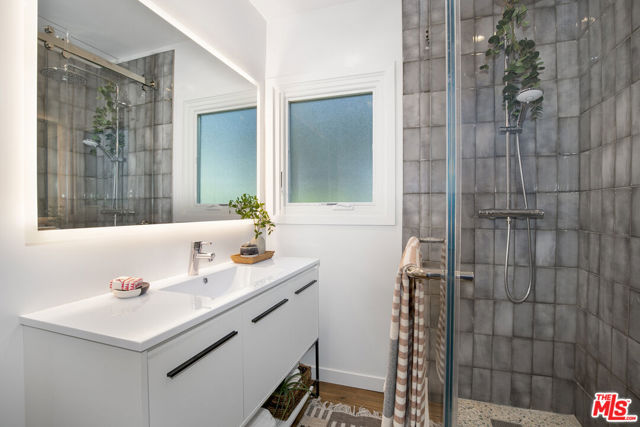 3744 Redwood Avenue, Los Angeles CA: https://media.crmls.org/mediaz/22833ee3-57d4-456e-bf03-aa05e7618c2d.jpg