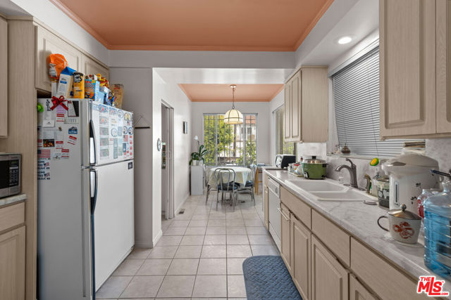 252 S Maple, Beverly Hills CA: https://media.crmls.org/mediaz/2283662c-fc5e-42e9-98fa-36eca9827f99.jpg