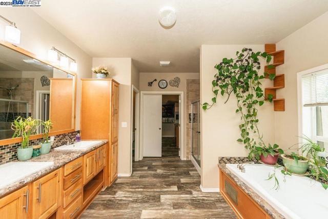 21679 Squaw Grass Trail, Redding CA: https://media.crmls.org/mediaz/22851977-8671-49ef-b5a0-d8eca62b3508.jpg