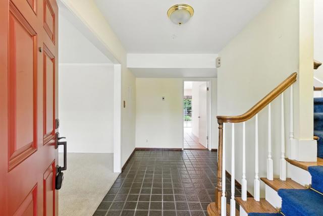 1675 Escalante Way, Burlingame CA: https://media.crmls.org/mediaz/2285d214-79ad-4ea3-b715-394dfe10e164.jpg