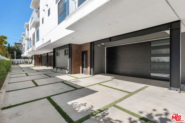 849 N Alta Vista Boulevard, Los Angeles CA: https://media.crmls.org/mediaz/22866275-9ad5-456b-9730-a722a8a145d4.jpg