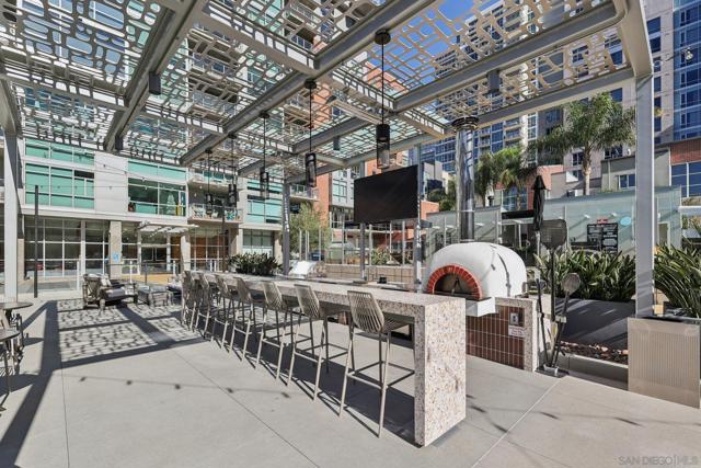 800 The Mark Ln, San Diego CA: https://media.crmls.org/mediaz/228740b1-195e-4800-b239-706ce4644827.jpg