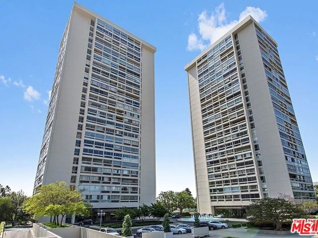 2220 Avenue Of The Stars, Los Angeles CA: https://media.crmls.org/mediaz/22876d3a-3736-426c-bcba-29913545ab55.jpg
