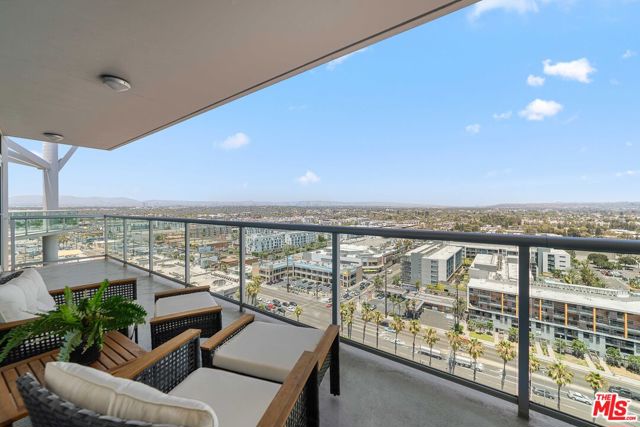 13600 Marina Pointe Drive, Marina del Rey CA: https://media.crmls.org/mediaz/22877c7e-7131-4304-86bc-d7a28f762fc4.jpg