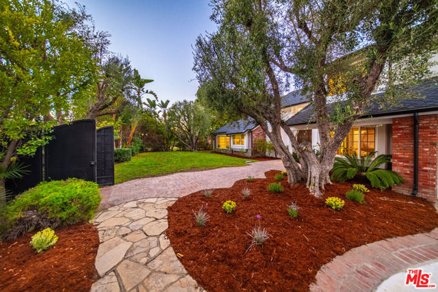 17429 Tarzana Street photo 3