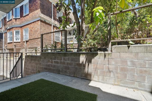 150 Pearl St, Oakland CA: https://media.crmls.org/mediaz/2287f157-213c-43e2-a0b9-8bed58a41db8.jpg
